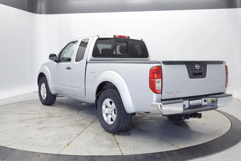 Used 2013 Silver Nissan SV image 3