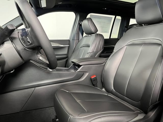 New 2026 Bright White Clear-Coat Exterior Paint Jeep Limited image 6