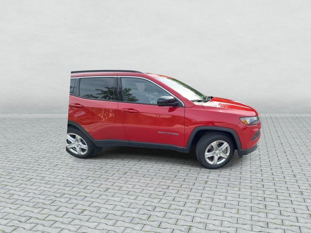 Used 2024  Jeep Latitude image 9