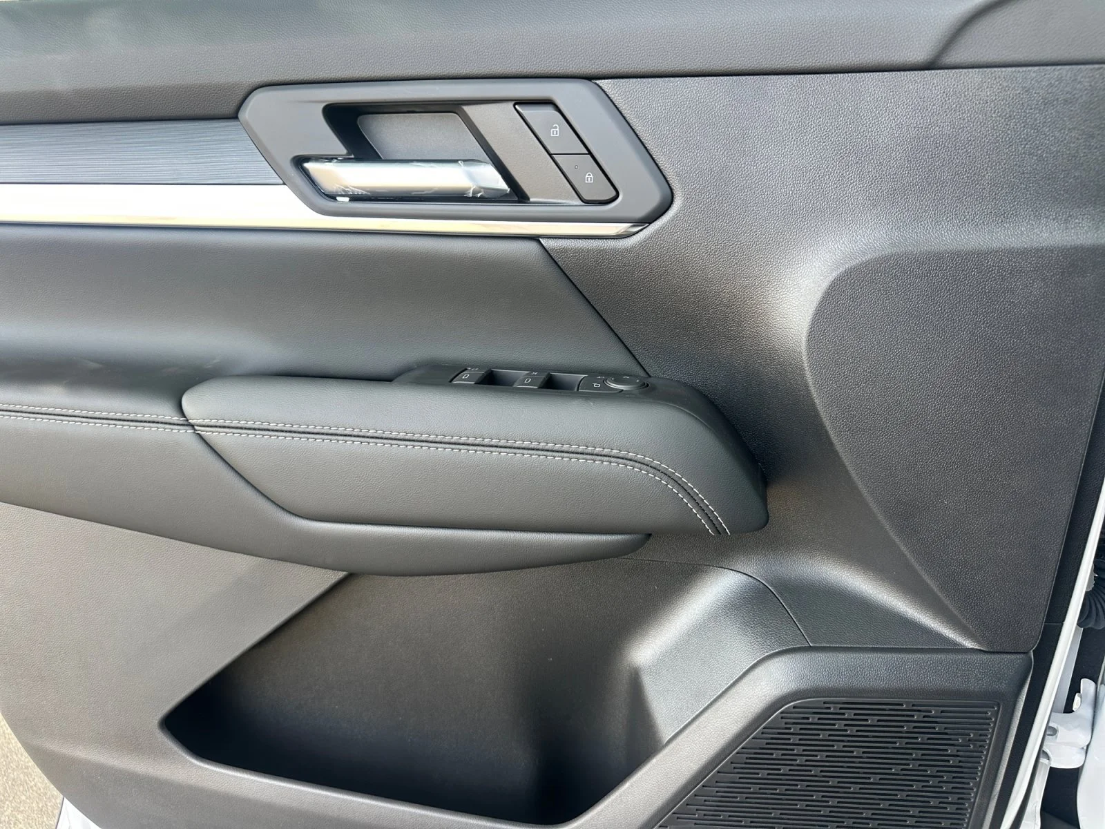New 2026 Summit White GMC FWD Elevation image 30