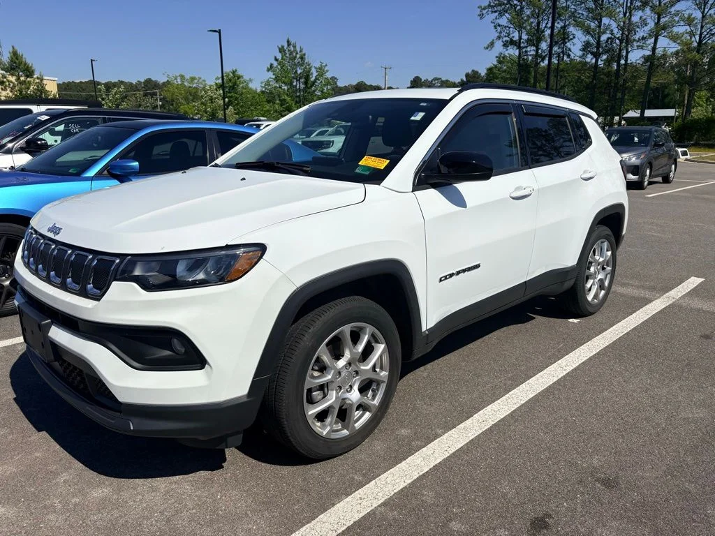 Used 2022 White Jeep Latitude Lux image 3