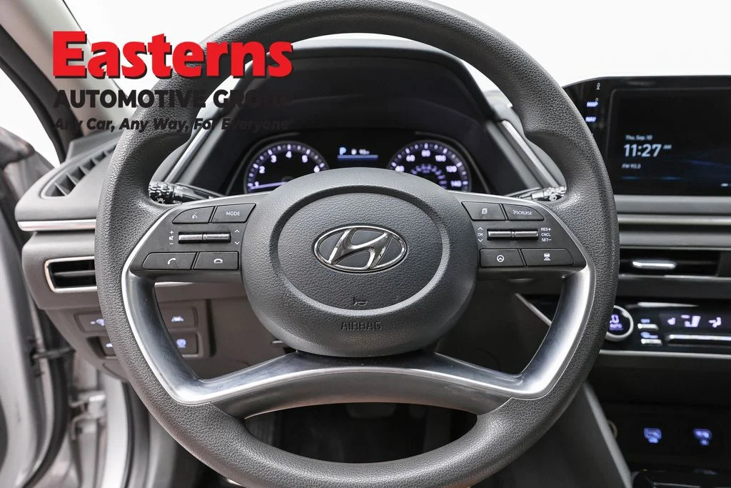 Used 2023 Silver Hyundai SEL image 10