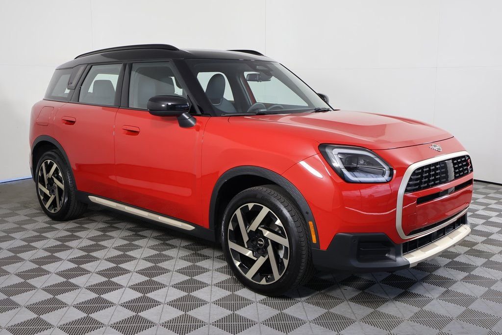 Used 2025 Chili Red MINI  image 3