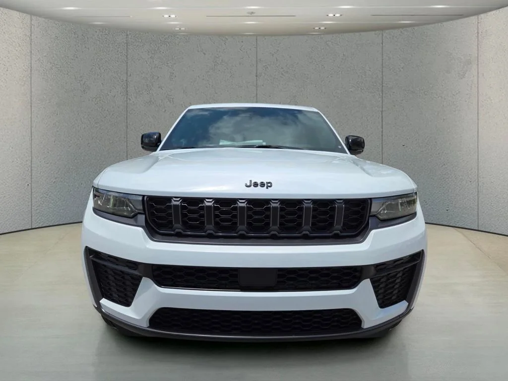New 2026 Bright White Clear-Coat Exterior Paint Jeep Laredo Altitude image 2