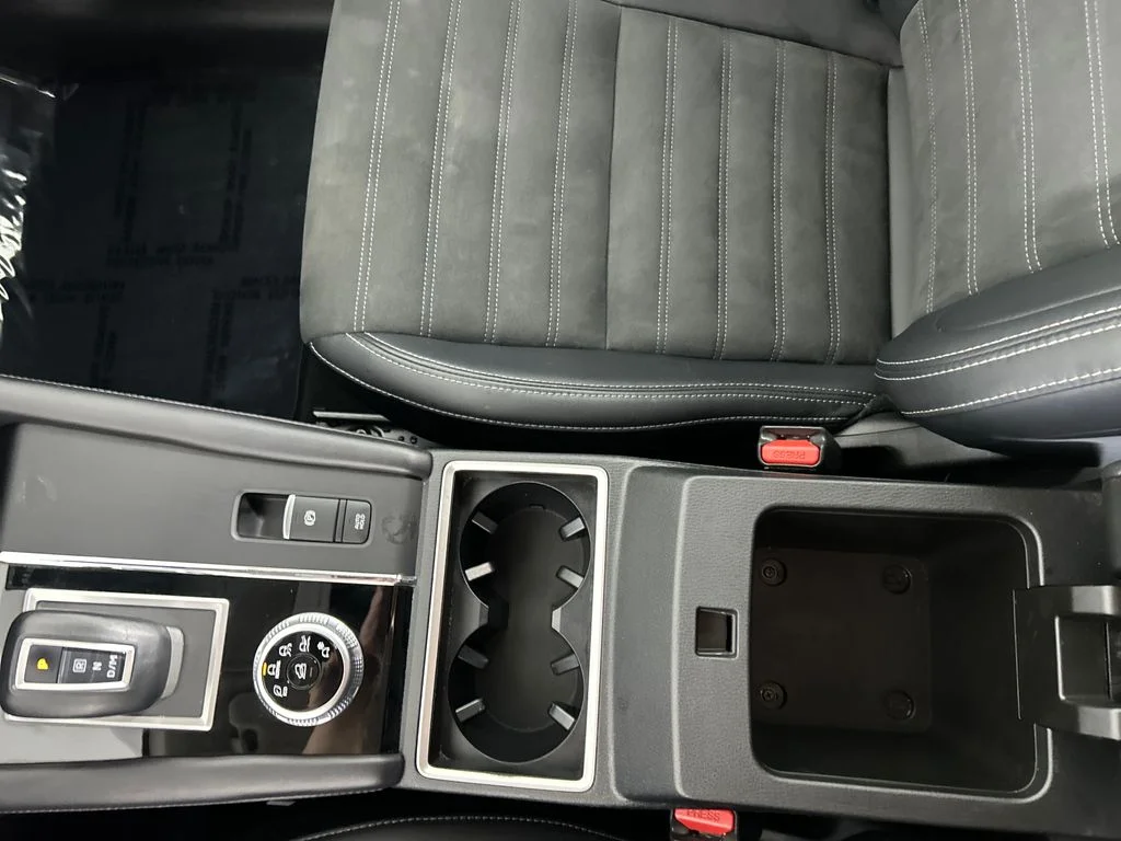 Used 2024 Silver Mitsubishi SE image 14