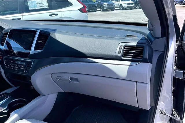 Used 2020 Lunar Silver Metallic Honda RTL image 21