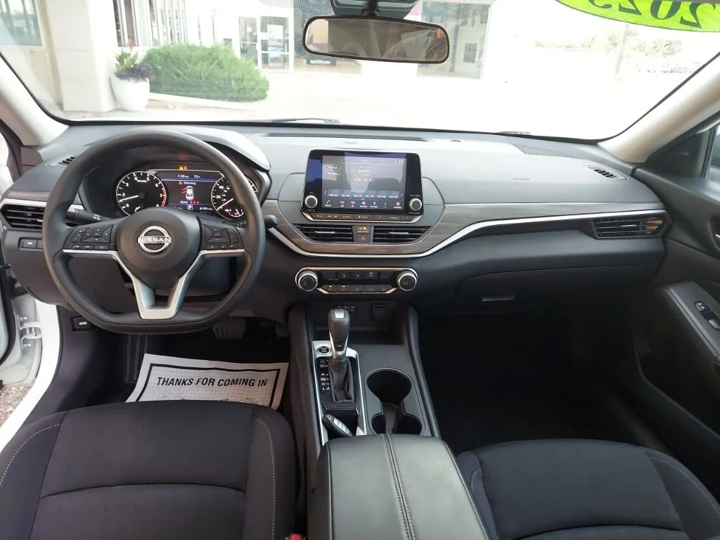 Used 2025 White Nissan 2.5 SV image 18