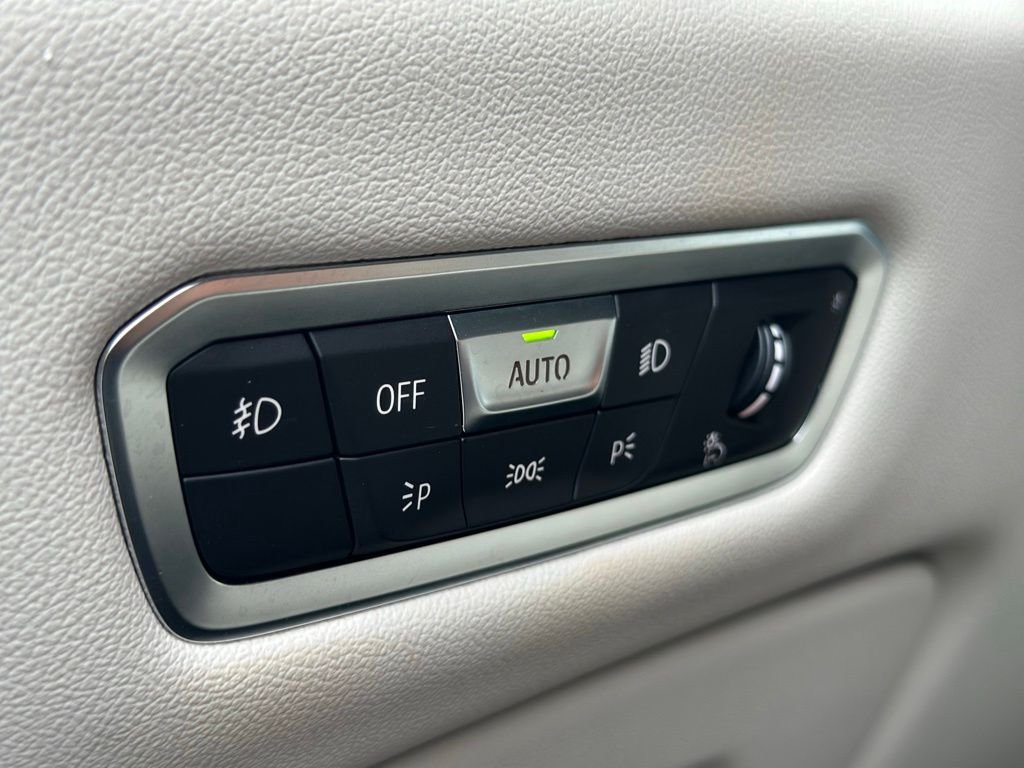 Used 2019 Mineral White Metallic BMW xDrive40i image 32