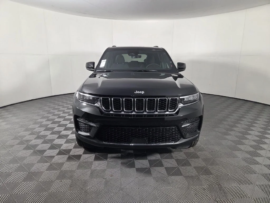 New 2027 High-Gloss Black Paint Jeep Laredo image 3