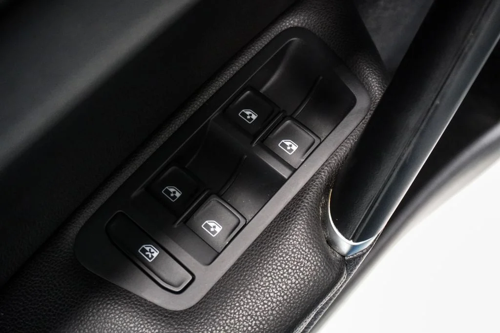 Used 2019  Volkswagen TSI S image 25