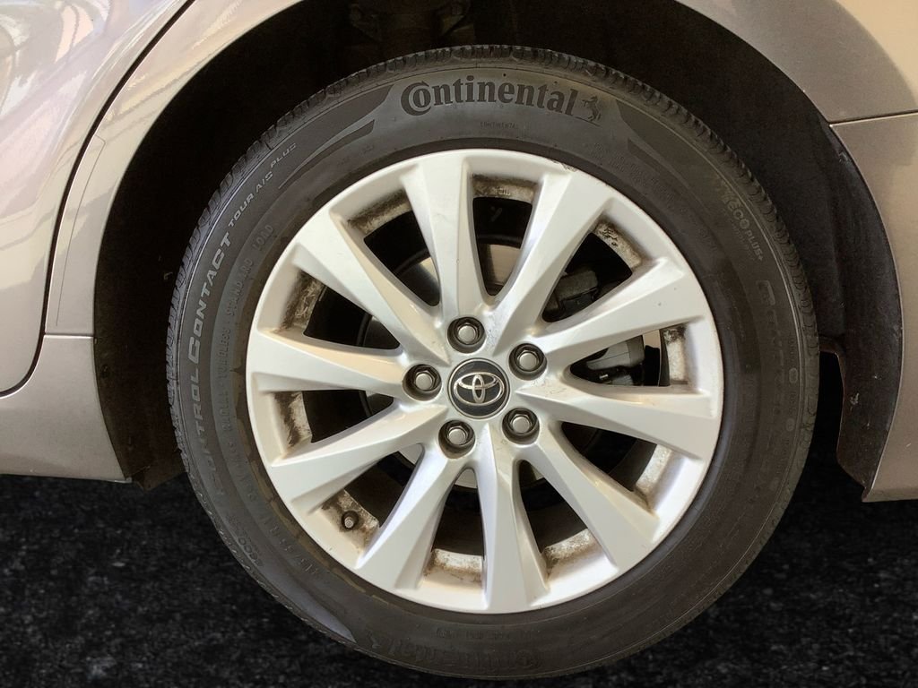 Used 2018 Gray Toyota LE image 27