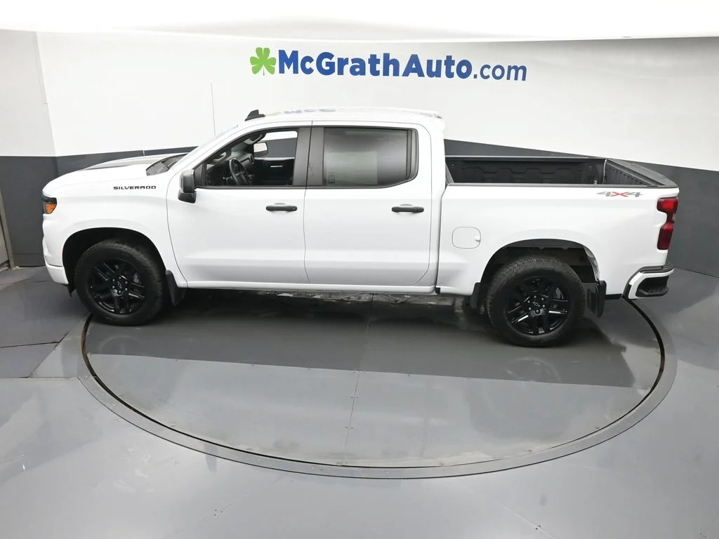 Used 2023 White Chevrolet Custom image 22