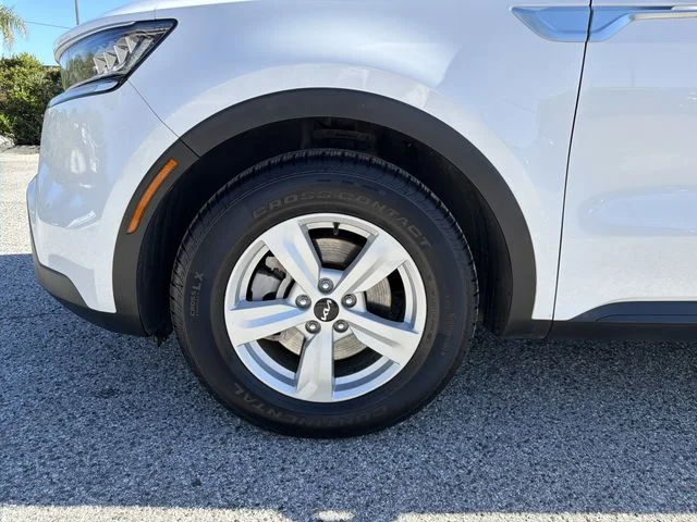 Used 2022 White Kia LX image 31