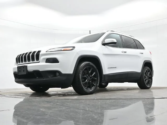 Used 2018 Bright White Clearcoat Jeep Latitude Plus image 26