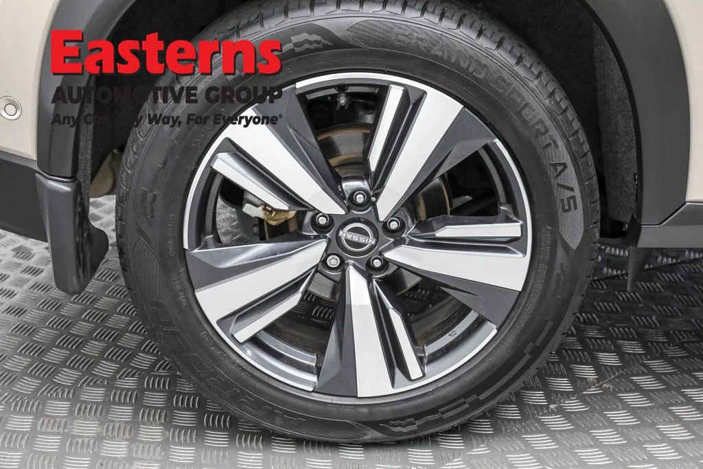 Used 2023 Silver Nissan SL image 30