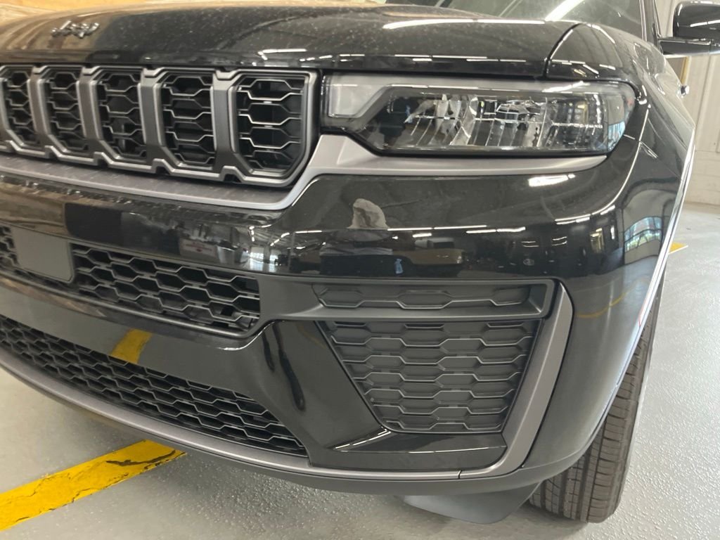 New 2026 Diamond Black Crystal Pearl-Coat Exterior Paint Jeep Altitude image 10