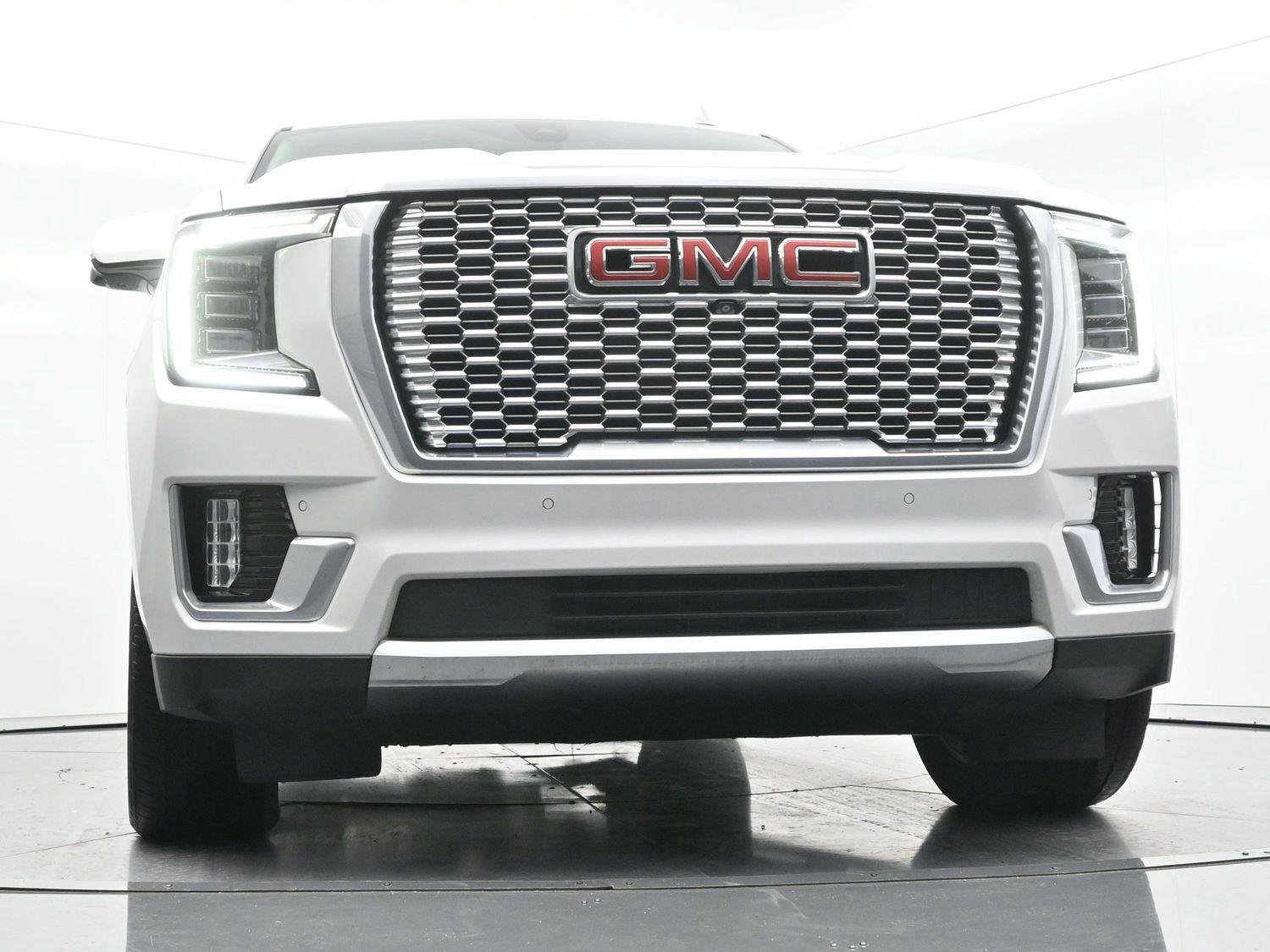 Used 2021 WHITE FROST TRICOAT GMC Denali image 49