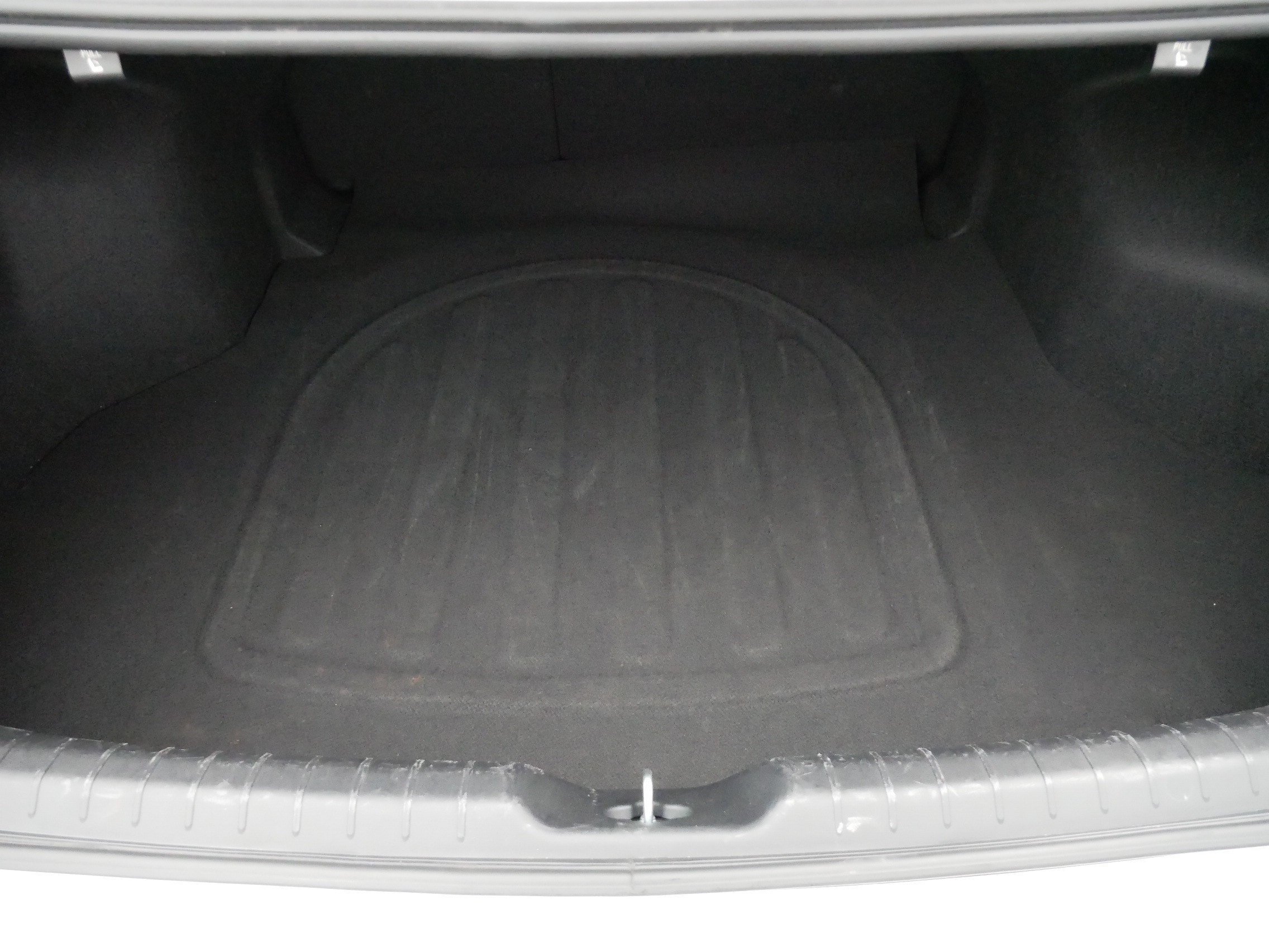 Used 2025 Snow White Pearl Kia LXS image 18