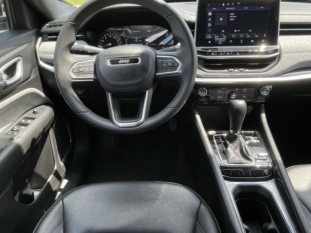 Used 2024 White Jeep Latitude image 9