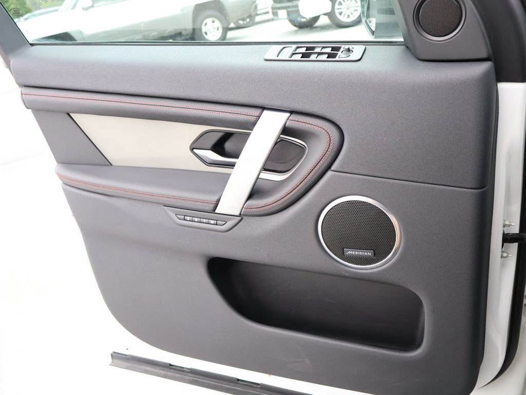 Used 2023 White Land Rover SE R-Dynamic image 35
