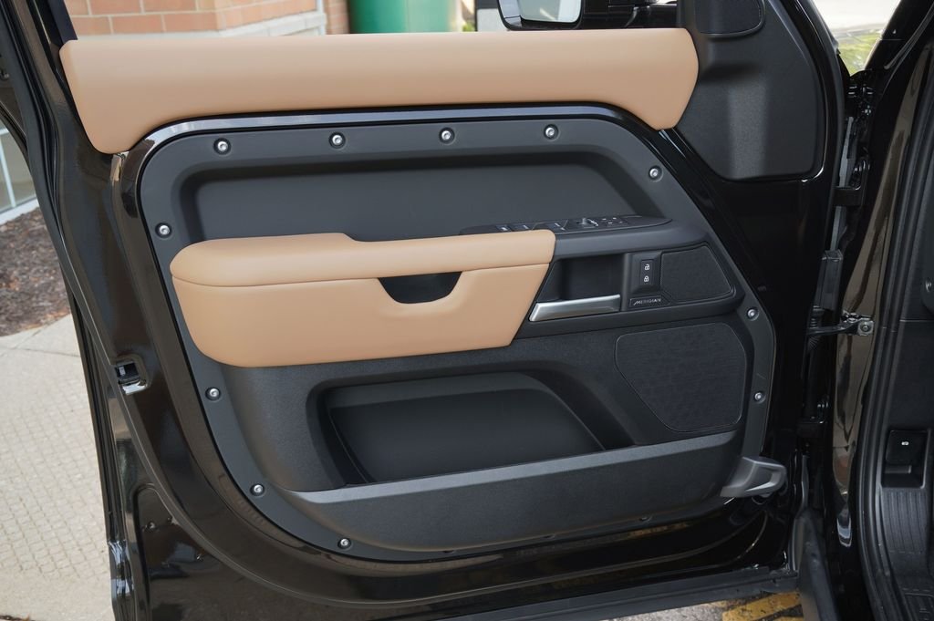 New 2026 Santorini Black Land Rover S image 9