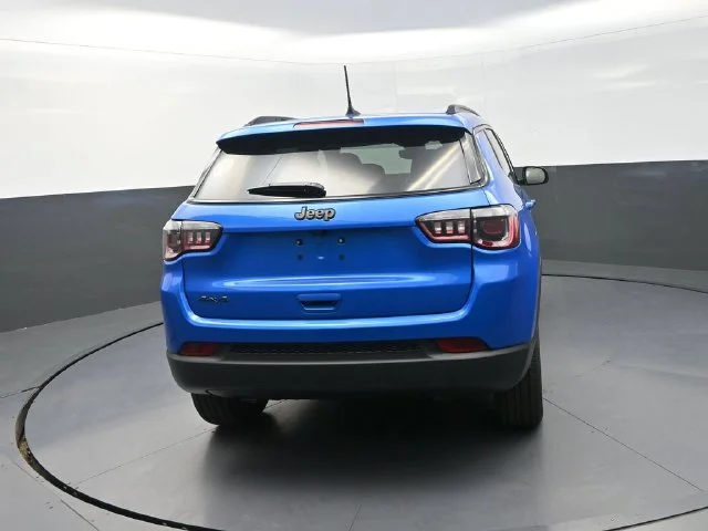 New 2026 Hydro Blue Pearl-Coat Exterior Paint Jeep Latitude image 7