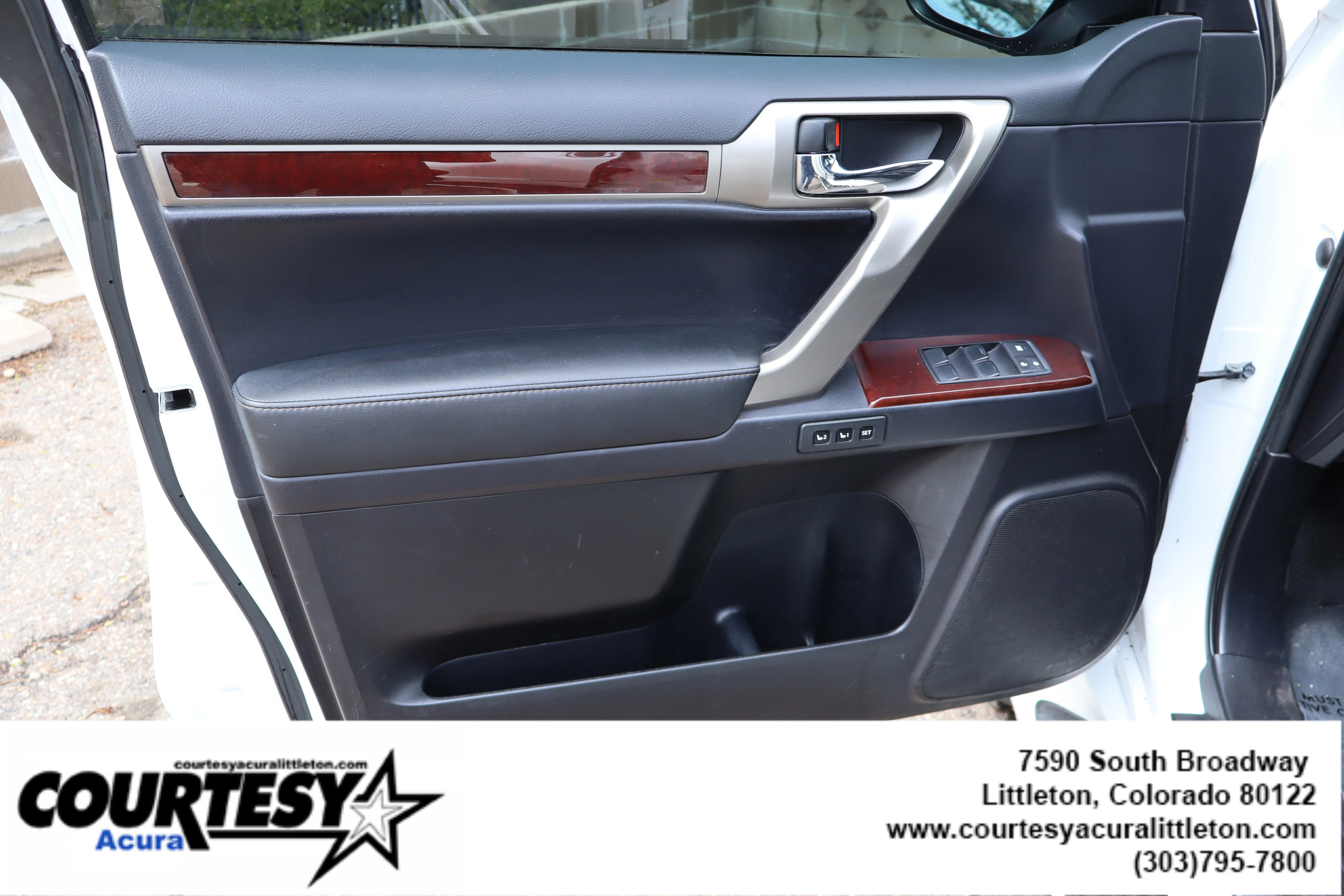 Used 2016  Lexus  image 23