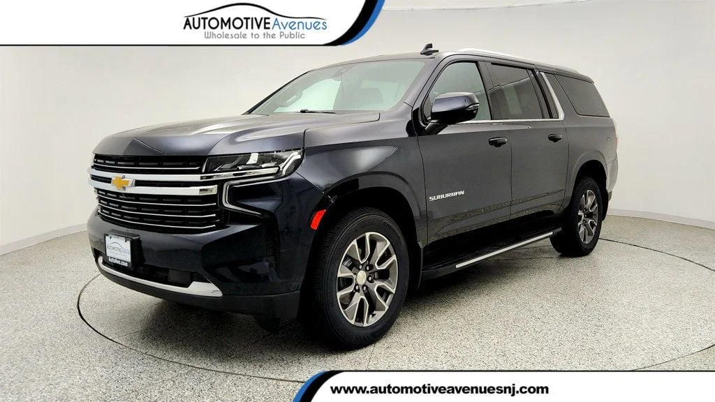 2022 Chevrolet Suburban 4WD 1500 LT's photo
