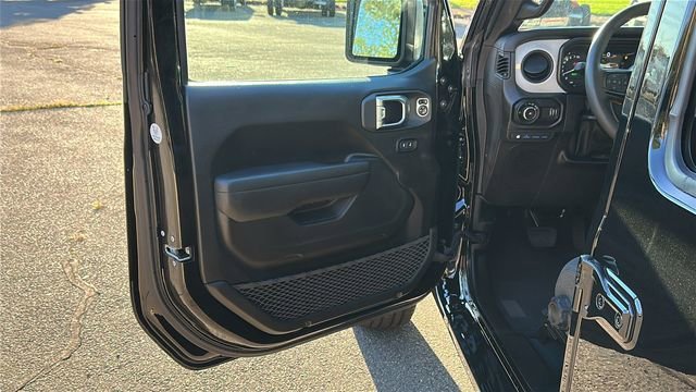 Used 2024  Jeep Sport S image 12