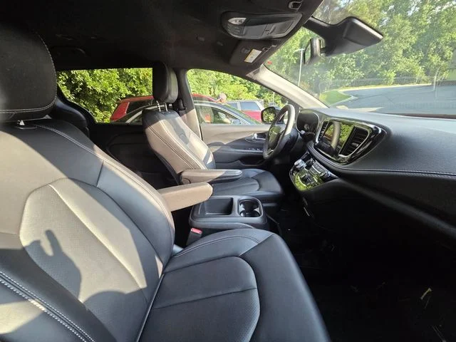Used 2025 Black Chrysler Select image 10