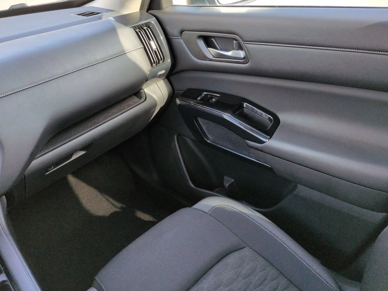Used 2022 Brilliant Silver Metallic Nissan S image 17