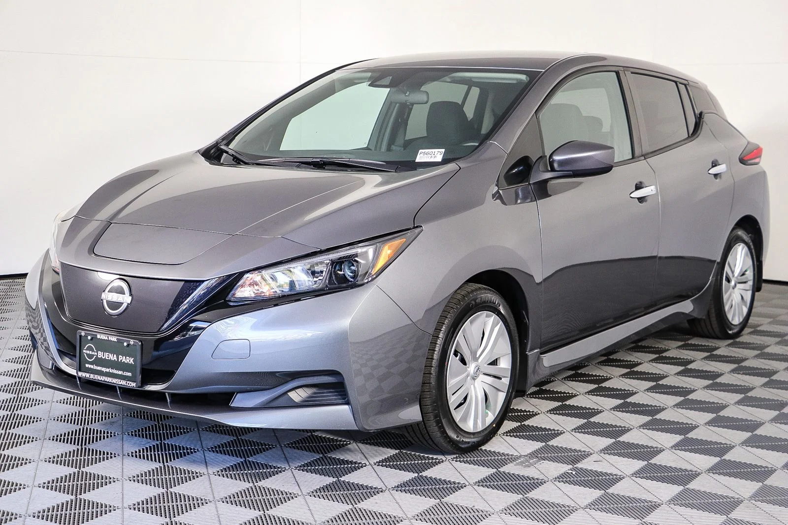 Used 2025 Gray Nissan S image 3