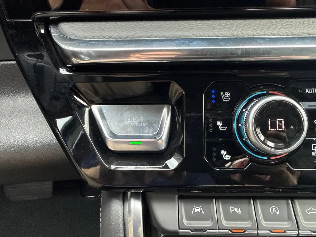 Used 2025 Sterling Metallic GMC Denali image 23