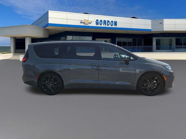 Used 2025 Gray Chrysler Limited image 7