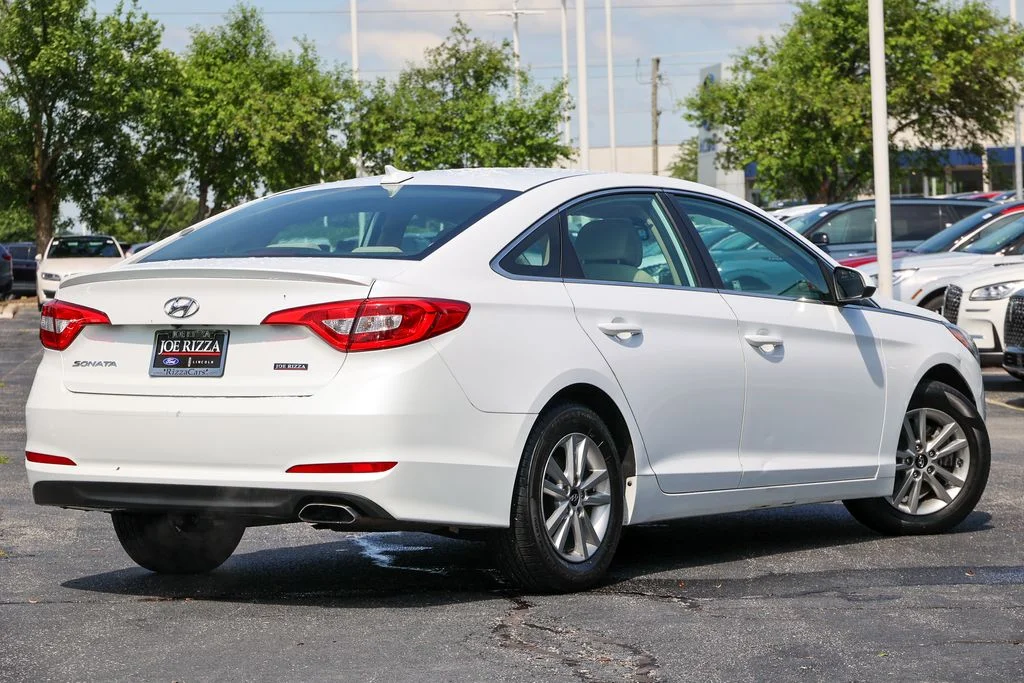 Used 2015 White Hyundai SE image 17