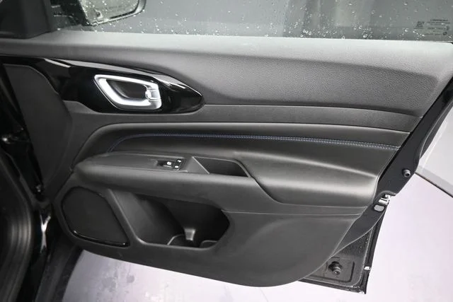 New 2026 Diamond Black Crystal Pearl-Coat Exterior Paint Jeep Latitude image 21