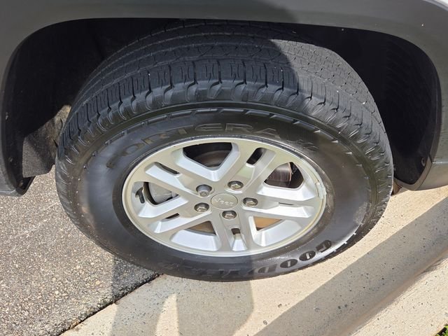 Used 2023 White Jeep Laredo image 16