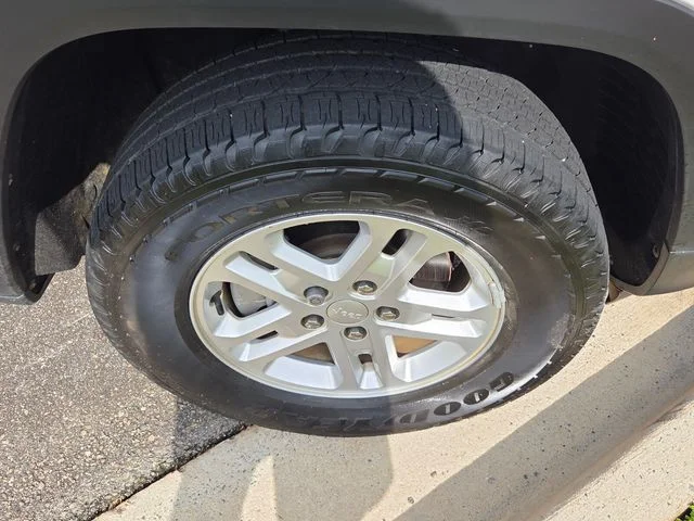 Used 2023 White Jeep Laredo image 16