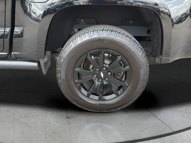 Used 2018 Black Chevrolet Z71 image 31