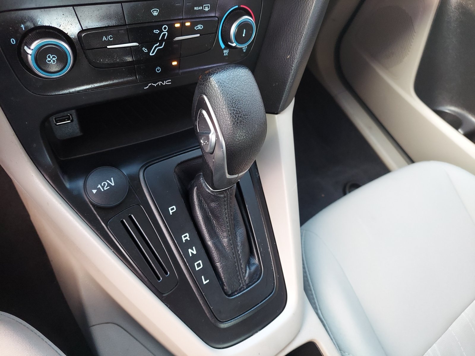 Used 2018 Oxford White Ford SE image 20