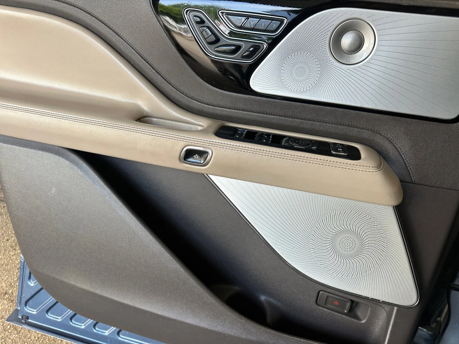 Used 2020 Blue Diamond Metallic Lincoln Reserve image 30