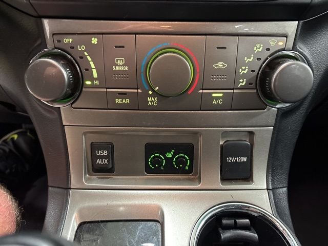 Used 2013 White Toyota SE image 19