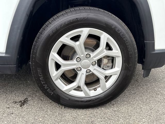 Used 2024 Bright White Clearcoat Jeep Latitude image 8
