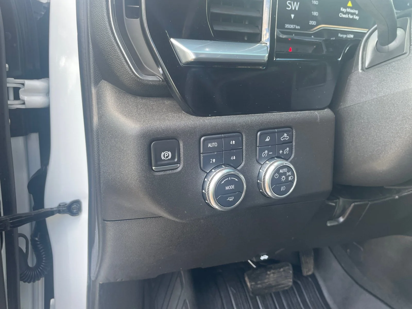 Used 2025 White GMC SLT Crew Leather 5th Wheel Prep Package image 16