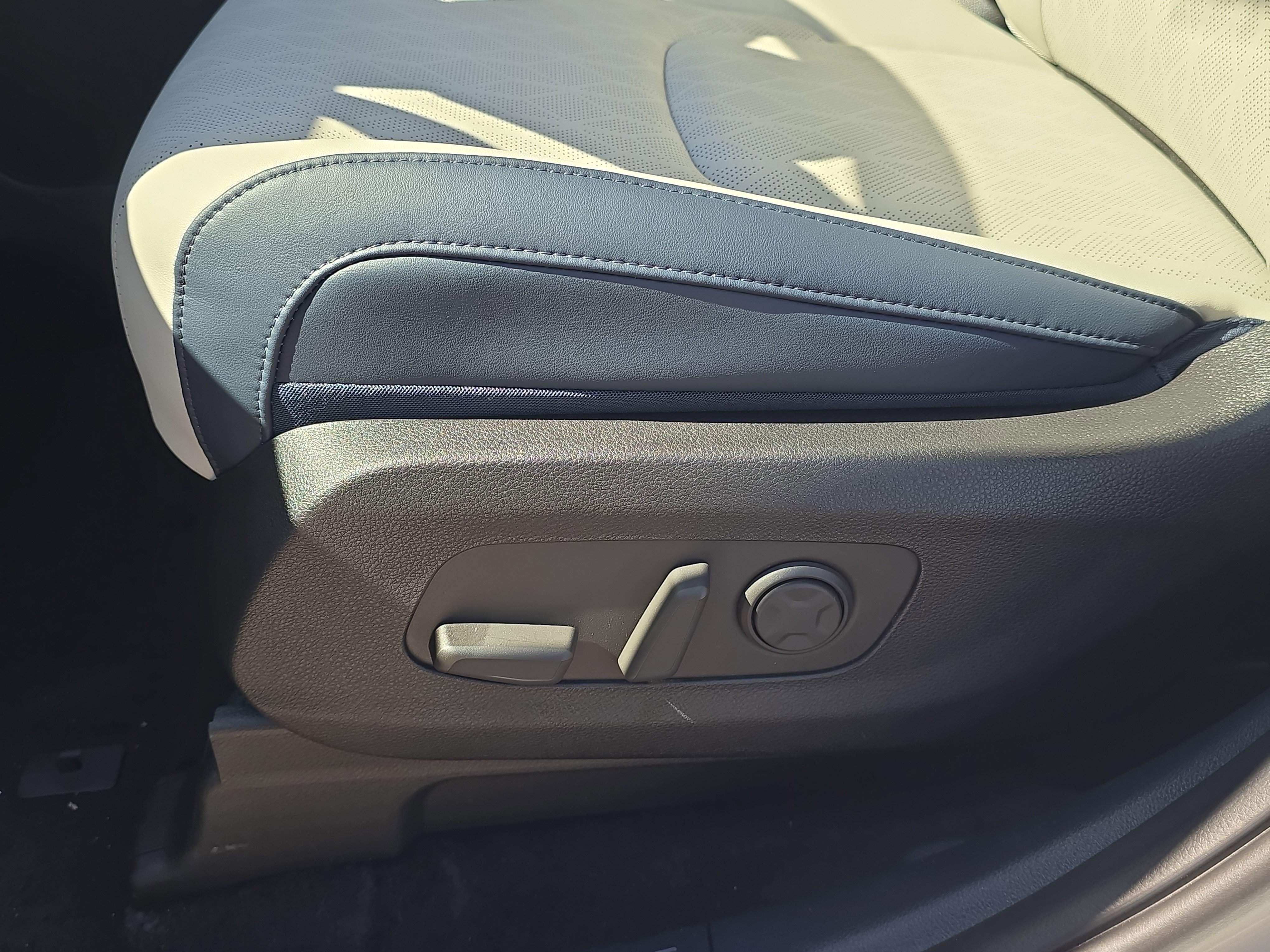 New 2026 Ivory Silver Kia EX image 22