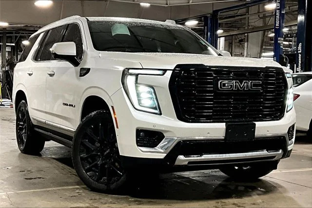 Used 2025 White Frost Tricoat GMC Denali image 2
