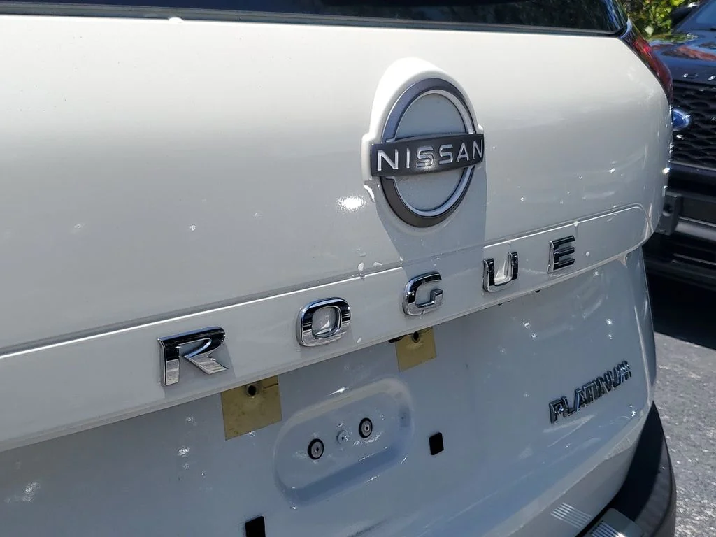 Used 2023 White Nissan Platinum image 9