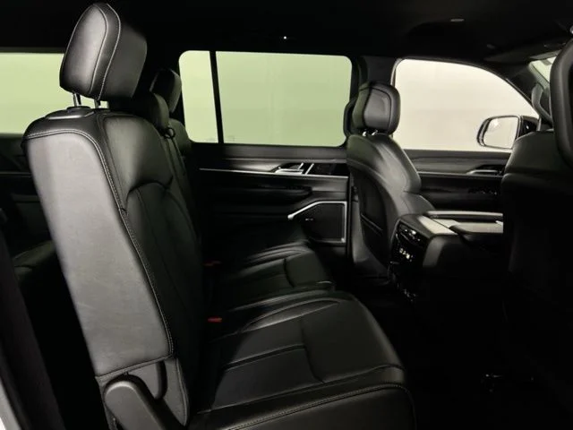 2023 Jeep Wagoneer L Series III - Photo 18