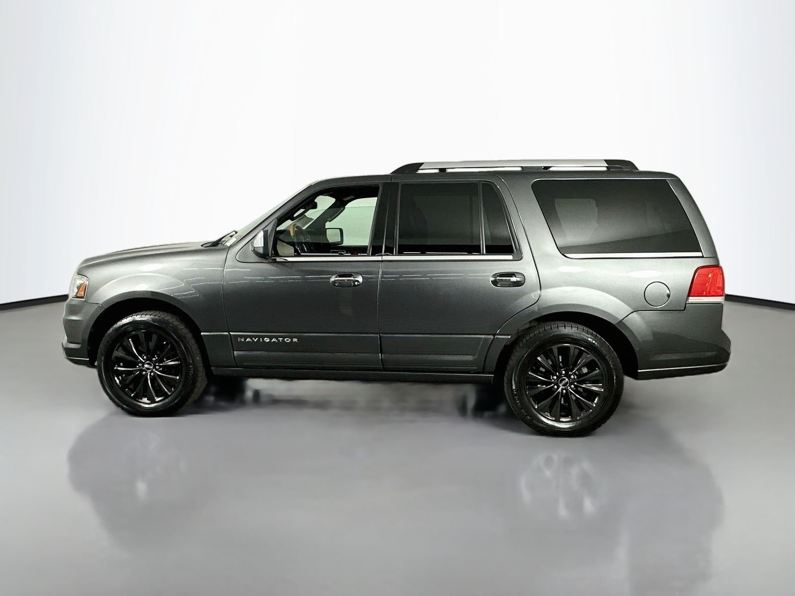 Used 2015 Magnetic Metallic Lincoln Base image 4