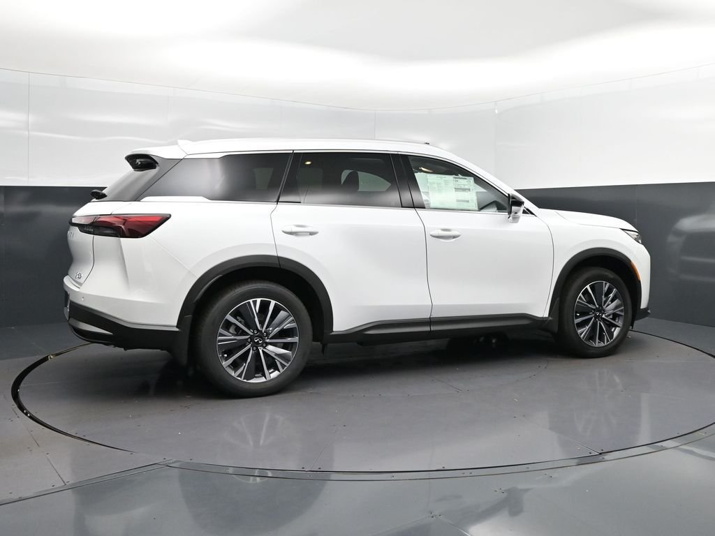 New 2027 RADIANT WHITE INFINITI Luxe FWD image 8